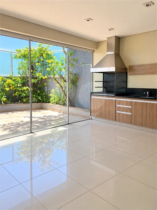 Cobertura de 255 m² com 3 dormitórios, 1 suíte, cozinha planejada, 2 vagas e área gourmet com churrasqueira.