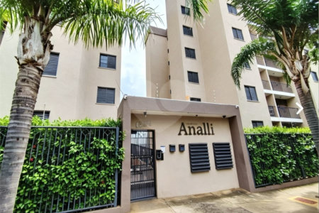 Apartamento á venda no centro com dois dormitórios e sacada.