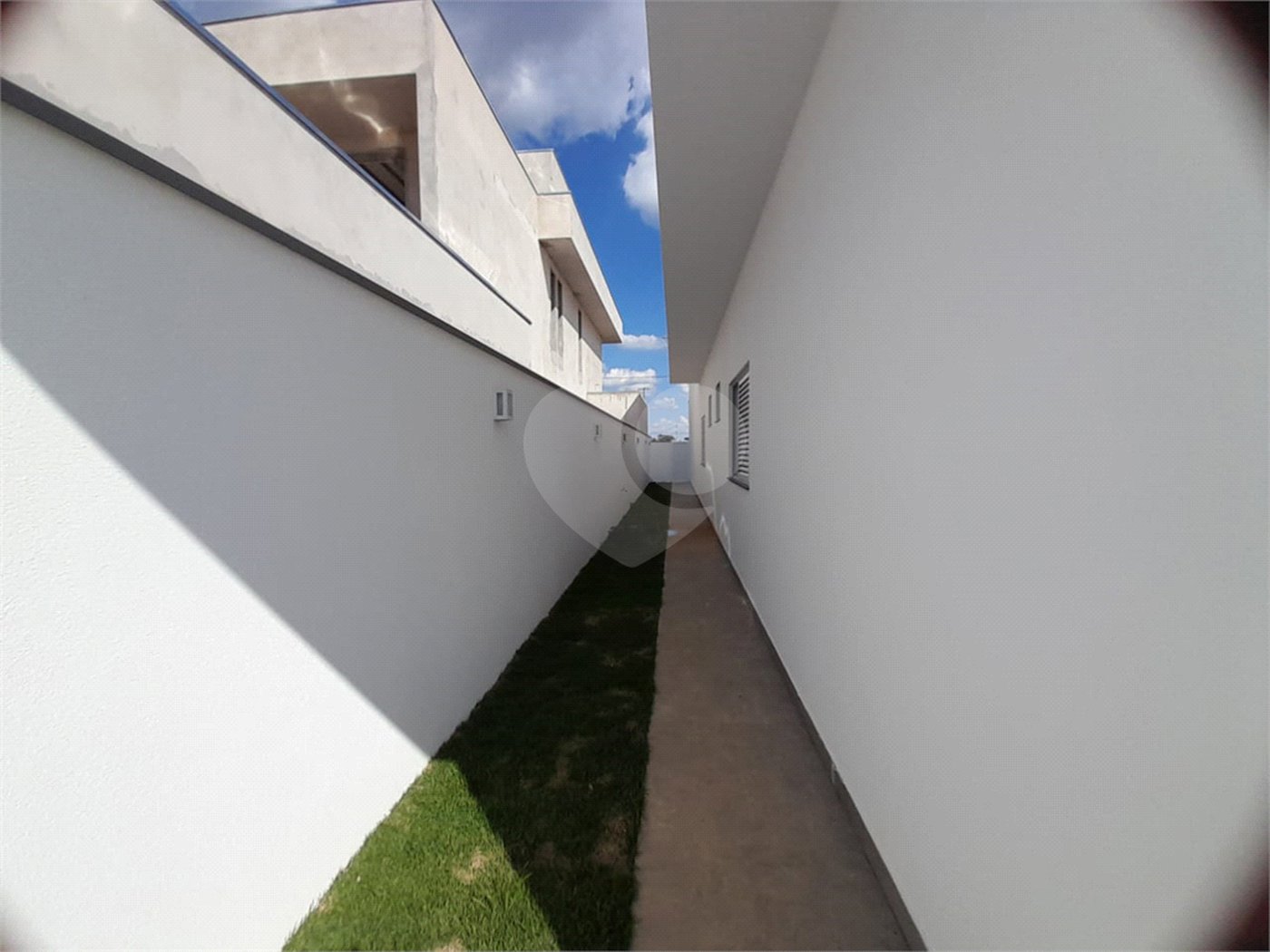 Belíssima Casa à Venda no Condomínio Damha IV