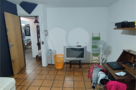 Casa à venda na Vila Mariana de 300 metros quadrados, com 3 dormitórios, 1 suíte e 2 vagas.