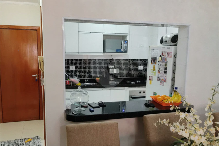 Apartamento térreo , três quartos sendo uma suíte.