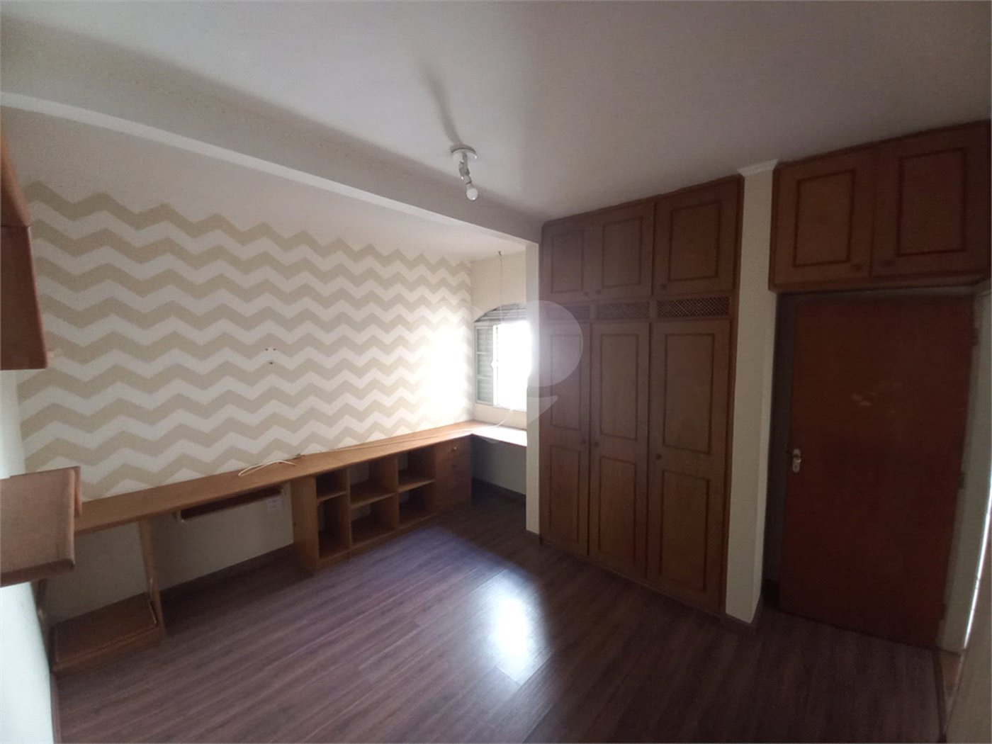 Casa térrea com 3 dormitórios, sendo 1 suíte.