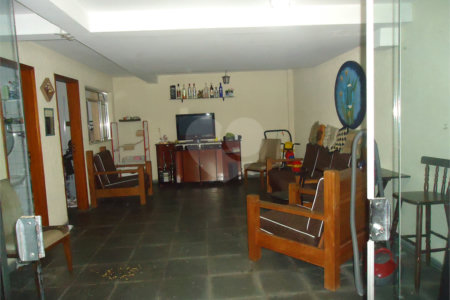 Sobrado com 4 quartos sendo 2 suítes.