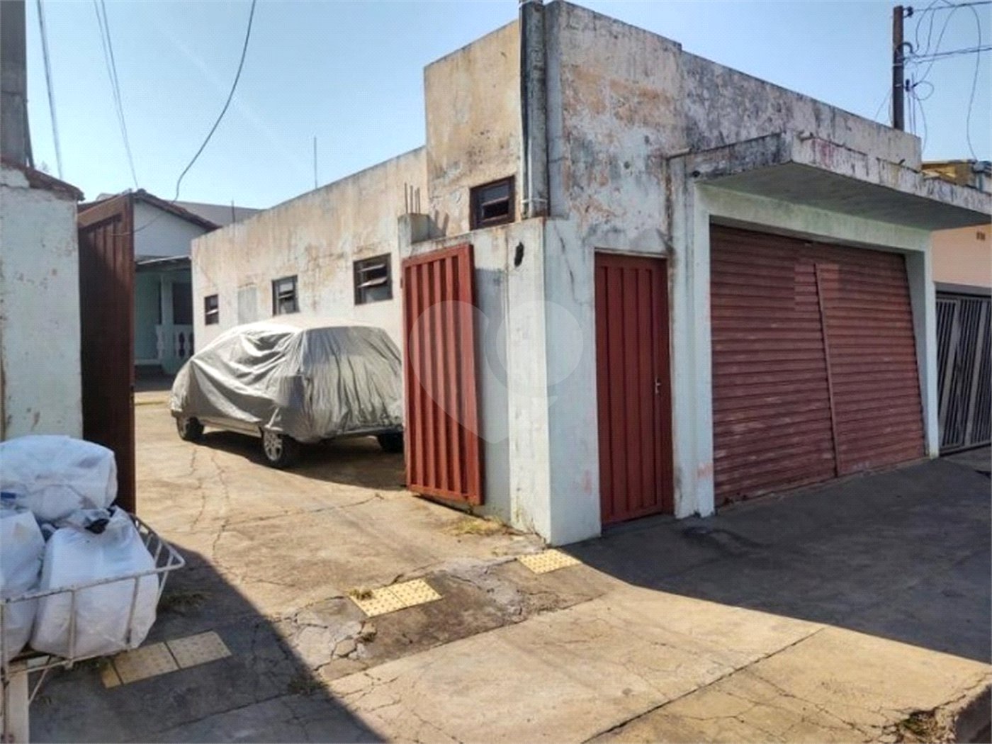 Casa térrea com 2 dormitórios, sendo 1 suíte.