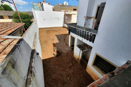 Casa térrea com 5 dormitórios, sendo 2 suítes.