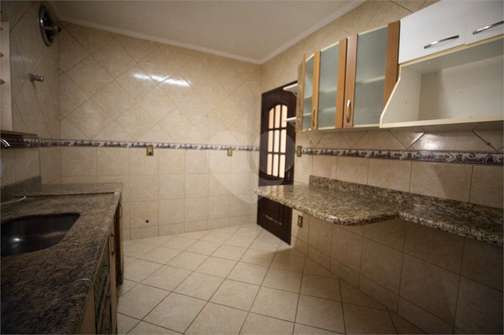 Casa com 4 Dormitórios e área de lazer com piscina