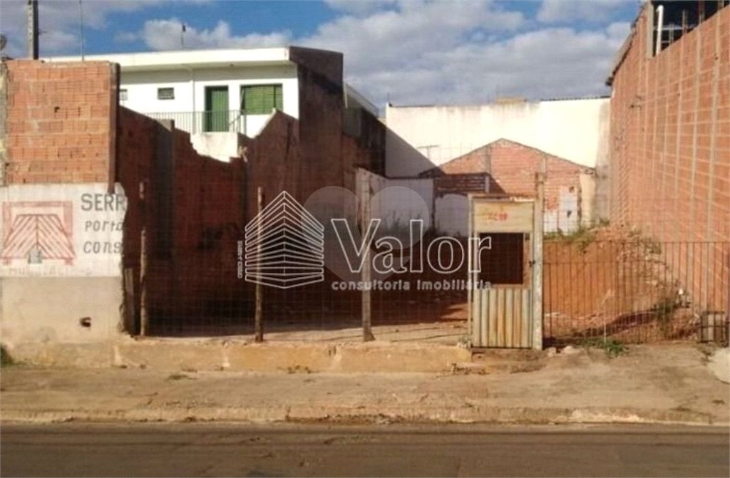 Terreno plano com 253,00 m² de área total.