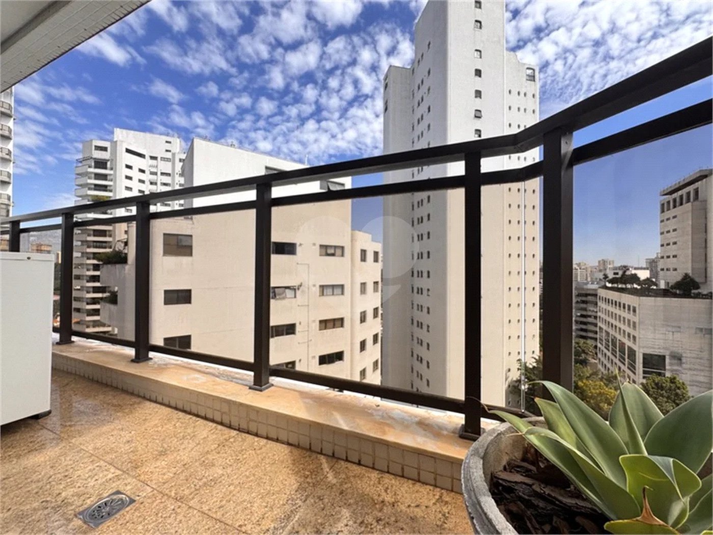 Higienópolis: Apartamento de 350 m2, 4 suítes, 5 vagas.