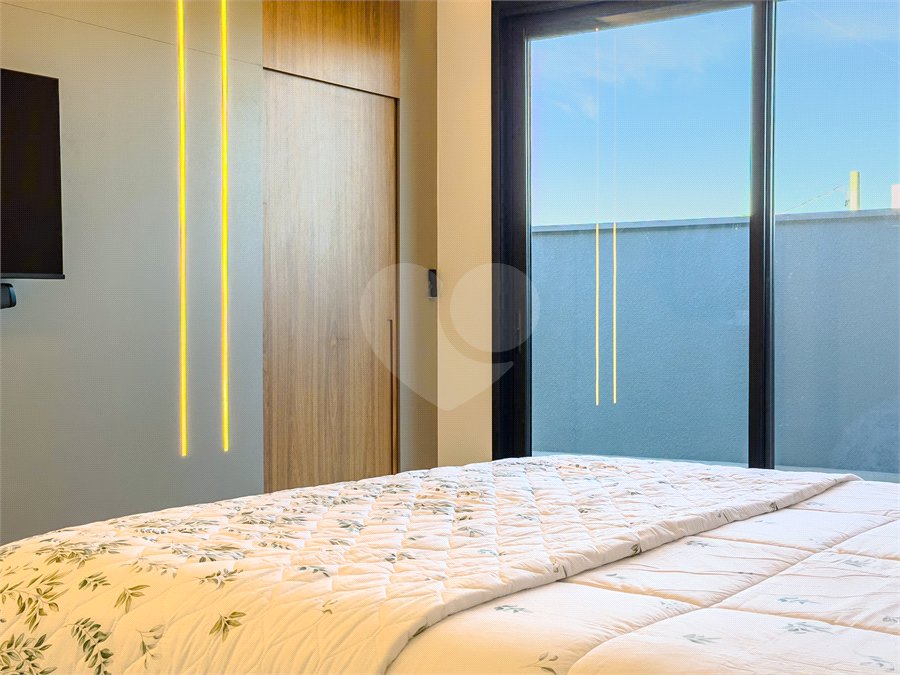 Indaiatuba - Quintas da Terracota - 1252 m² de terreno - casa térrea com 514 m² de área construída -3 vagas de garagem cobertas e 3 descobertas Lavabo - Sala de estar e jantar amplas e integradas - Escritório privativo - Cozinha toda equipada com geladeira, forno, micro-ondas, lava-louças,