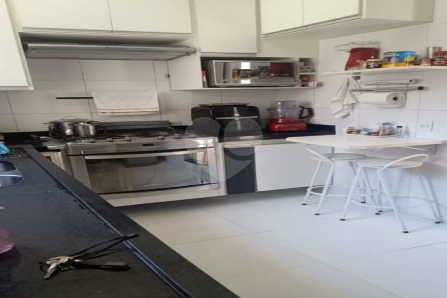 Ótimo sobrado à venda, ao lado do Roldão na Av. Cupece.