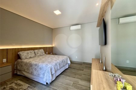 Indaiatuba - Sp - Condominio Maria Candida - R$ 2.250.000,00 - 3 suítes, sendo 1 master com closet e banheiro com duas cubas e dois chuveiros - Escritório - Piscina em Alvenaria aquecida e Hidro com Iluminação - Ar Condicionado instalado em todos os quartos, escritorio, sala e area gourmet