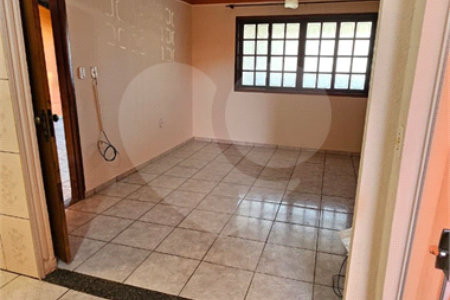 Excelente Casa Residencial no São Carlos 5 com 3 Quartos (1 Suíte) e Garagem Coberta para 2 Carros