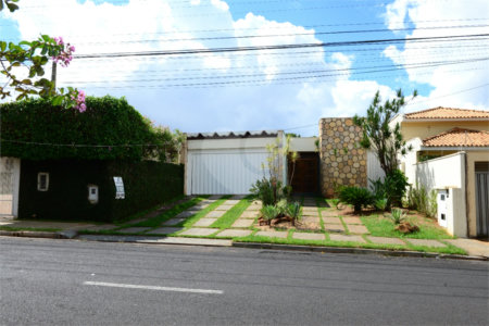 Casa térrea em Araraquara/SP.