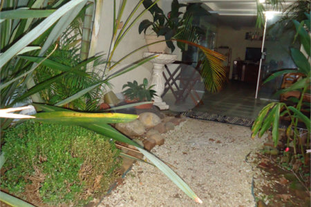Sobrado com 4 quartos sendo 2 suítes.