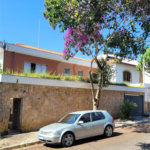 Sobrado com 14 metros de frente , na Região do Jardim Guapira , próximo ao Clube Guapira com 5 dormitórios, sendo 3 suíte com armários embutidos ,banheiro social, Sala para 2 ambientes, escritório com banheiro .cozinha ampla com armários, área de serviço ,dispensa, quintal com banheiro externo c