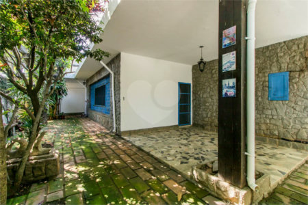 Casa à venda em Moema de 280m² com 4 dormitórios, sendo 1 suíte e 2 vagas de garagem.