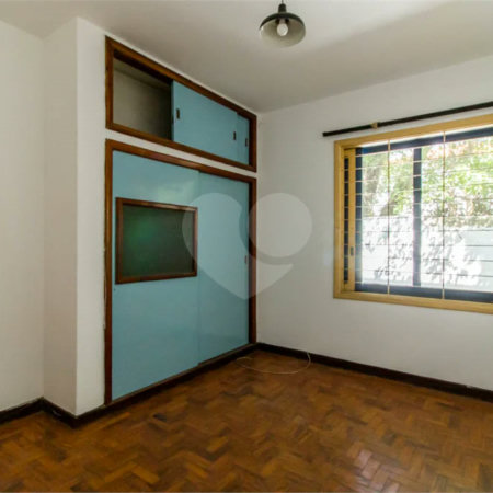 Casa à venda em Moema de 280m² com 4 dormitórios, sendo 1 suíte e 2 vagas de garagem.