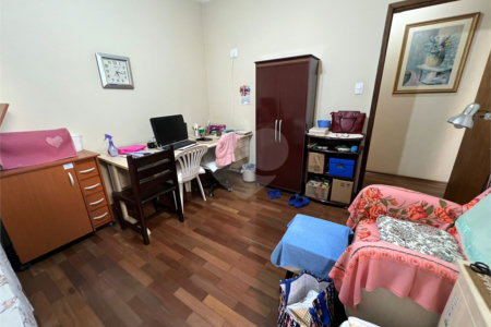 Ampla casa no condomÍnio Parque Fehr, contendo: