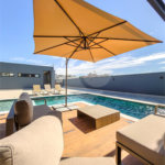 Indaiatuba - Quintas da Terracota - 1252 m² de terreno - casa térrea com 514 m² de área construída -3 vagas de garagem cobertas e 3 descobertas Lavabo - Sala de estar e jantar amplas e integradas - Escritório privativo - Cozinha toda equipada com geladeira, forno, micro-ondas, lava-louças,