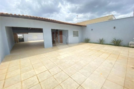 Casa à venda com 3 dormitórios, sendo 1 suite e ampla área de lazer no Jardim Brasil