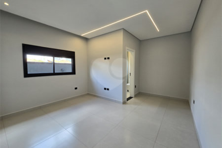Maravilhosa Casa térrea em condomínio fechado no Portal Lamis, com 3 suítes, piscina privativa e persianas elétricas em excelente condomínio com salão de festas, piscina, quadras de tênis, beach tênis e campo de futebol. Vista cinematográfica da Pedra Grande.