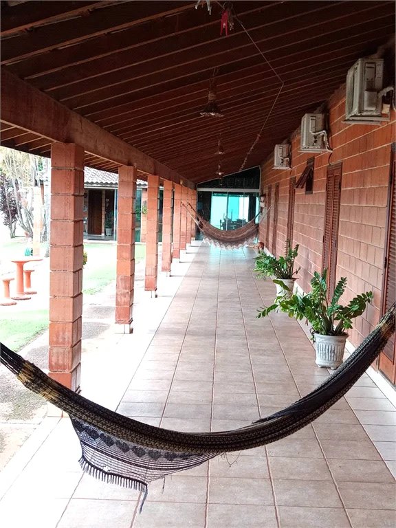 Chácara à venda. Ampla área de lazer. Aceita permuta com apartamento na praia