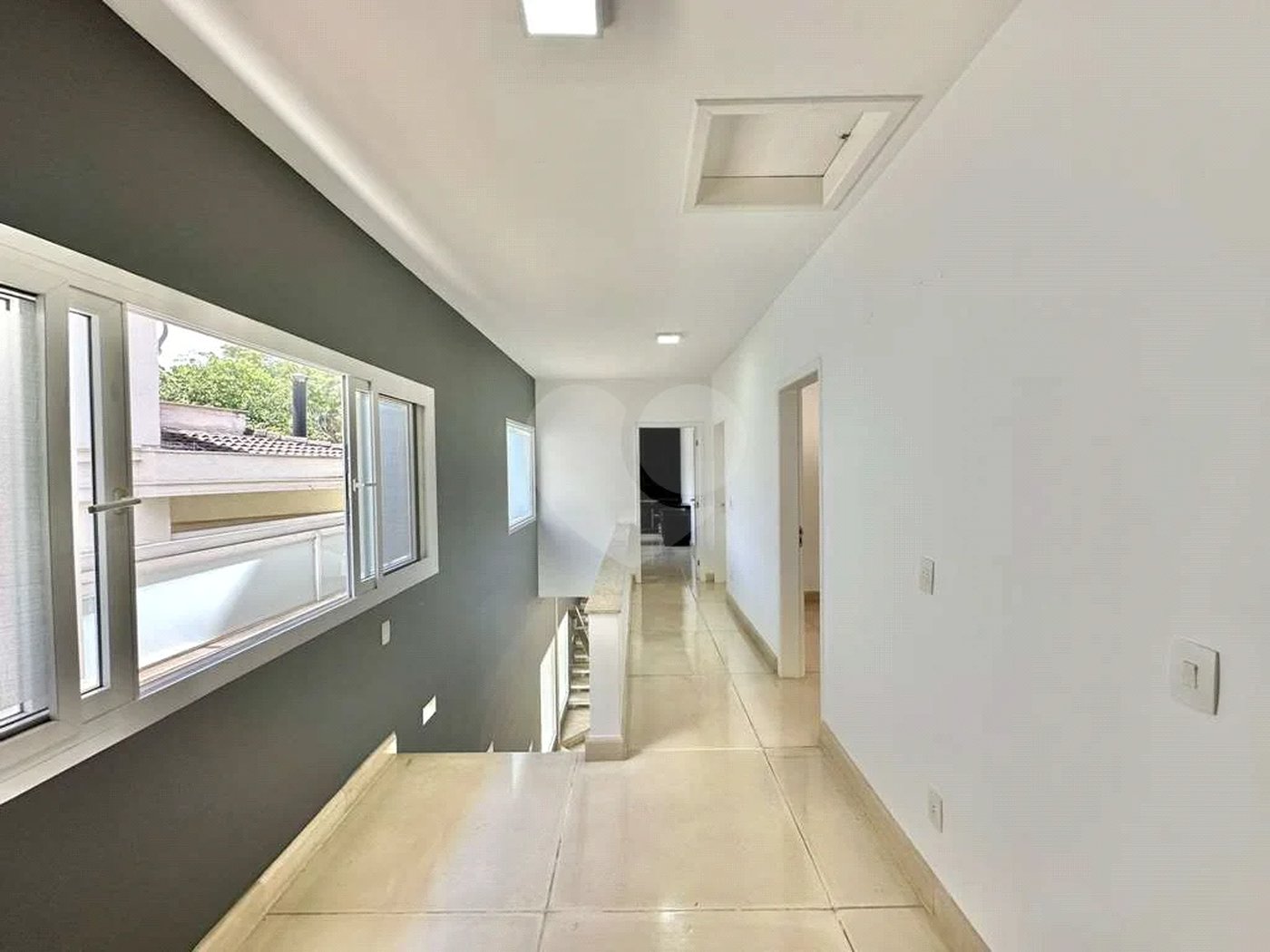 Casa em condomínio Impecável, 4 dorms / 2 suítes, varanda gourmet, piscina, 3 lareiras
