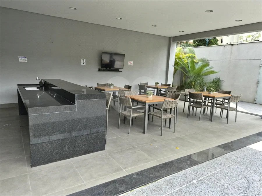 Oportunidade na Vila Leopoldina!! Apartamento com dois dormitórios, sendo uma suíte, dois banheiros, e com duas vagas.