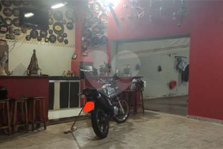 Casa térrea com 2 dormitórios.