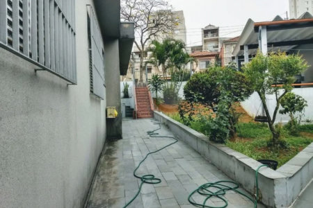 CASA TÉRREA À VENDA NA MOOCA - COM PORTEIRA FECHADA.