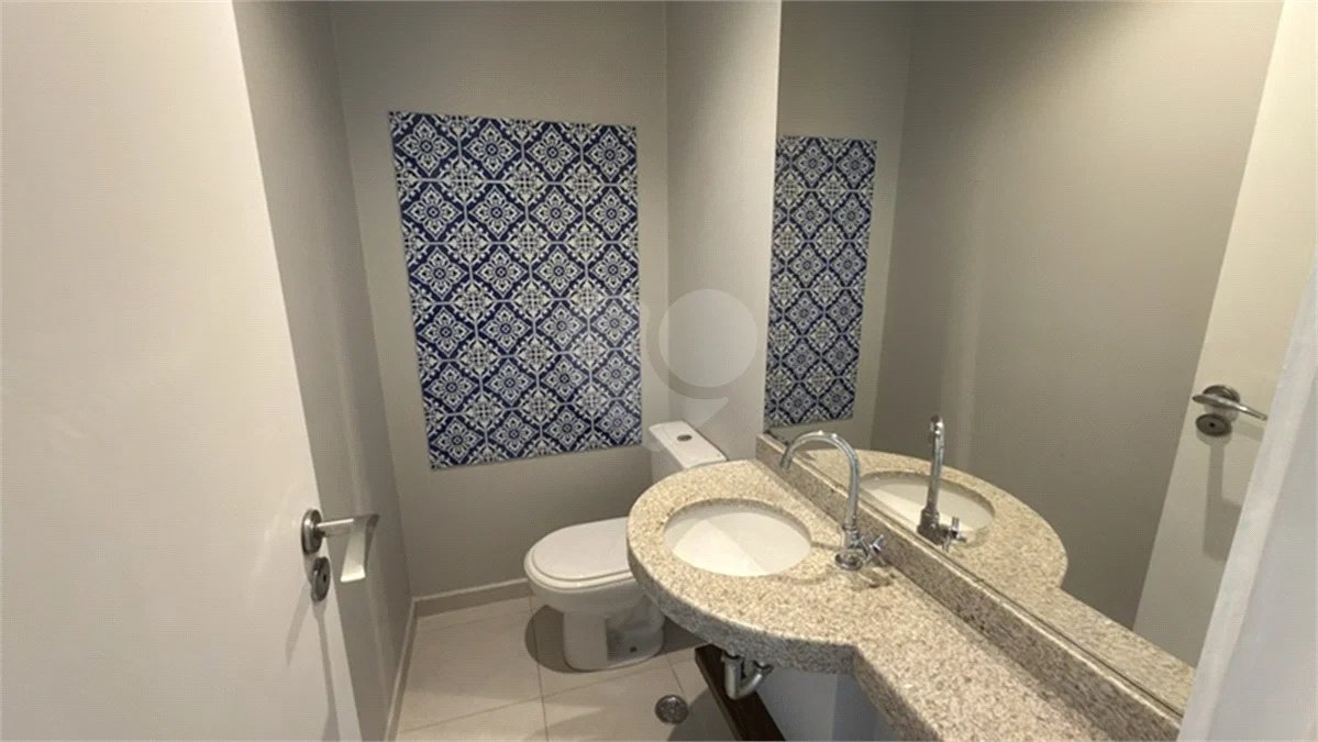 Apartamento de 155 m² com 4 dormitórios, varanda e 2 vagas de garagem. Condomínio com piscinas adulto, infantil e aquecida, lazer e portaria 24 horas.