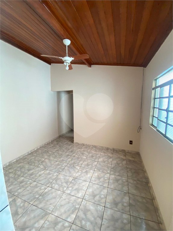 Casa Térrea com 3 dormitórios, sendo 2 suítes.
