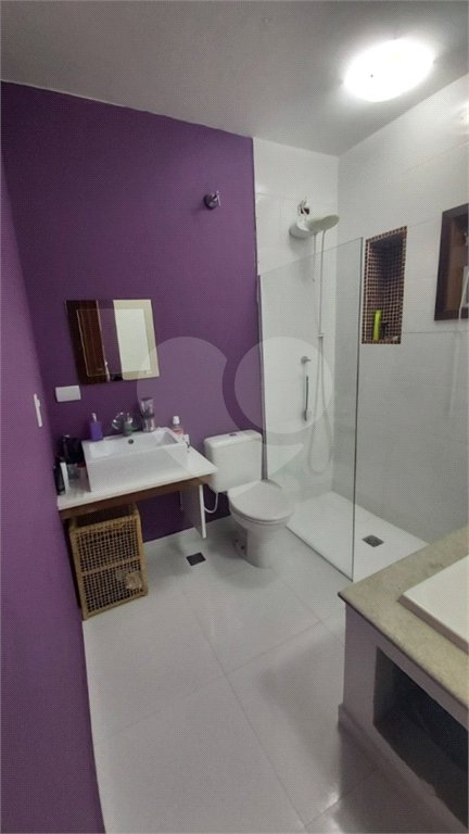 Sobrado com 224m² , 3 dormitórios , sendo 2 suítes , 3 vagas de garagem , 7 banheiros , à venda na Vila Scarpelli em Santo André.