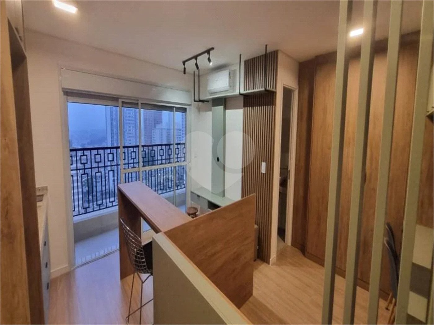 Studio Mobiliado com Varanda, Ar-Condicionado e Lazer Completo