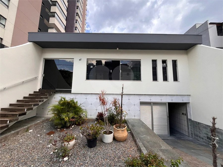 Casa com 367m², 3 dormitórios, 9 vagas, à venda na Vila Santa Teresa - Sto André.