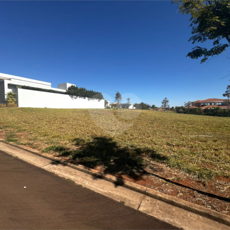 Terreno para venda no condomínio de alto padrão Damha Golf