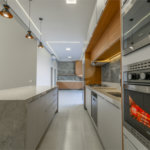 Indaiatuba - SP - Condominio Dona Lucilla - Valor R$2.295.000,00 - 3 suítes + escritório + lavabo - Terreno: 300m2 - Construção: 188m2 - Diferenciais - Móveis planejados no escritório, sala de TV, lavabo, cozinha, área gourmet, lavanderia, banheiros e closet - Ar condicionado em todos os ambie