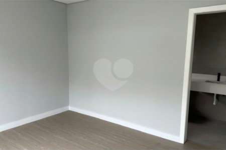 Sobrado de alto padrão no Swiss Park, totalmente reformado, com 4 suítes, piscina, elevador, espaço gourmet, 4 vagas e condomínio com lazer completo.