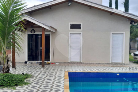 Chácara em Área Rural de Piracaia, com casa principal + 4 kitnets alugadas, excelente localização