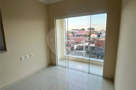 Apartamento no Condomínio Residencial Clarice.