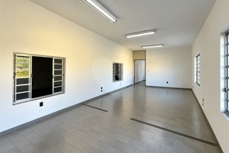Galpão comercial/industrial com 627 m² no Bairro Planalto, em São Bernardo do Campo, próximo à Via Anchieta, com piso fabril, escritórios e mezanino.