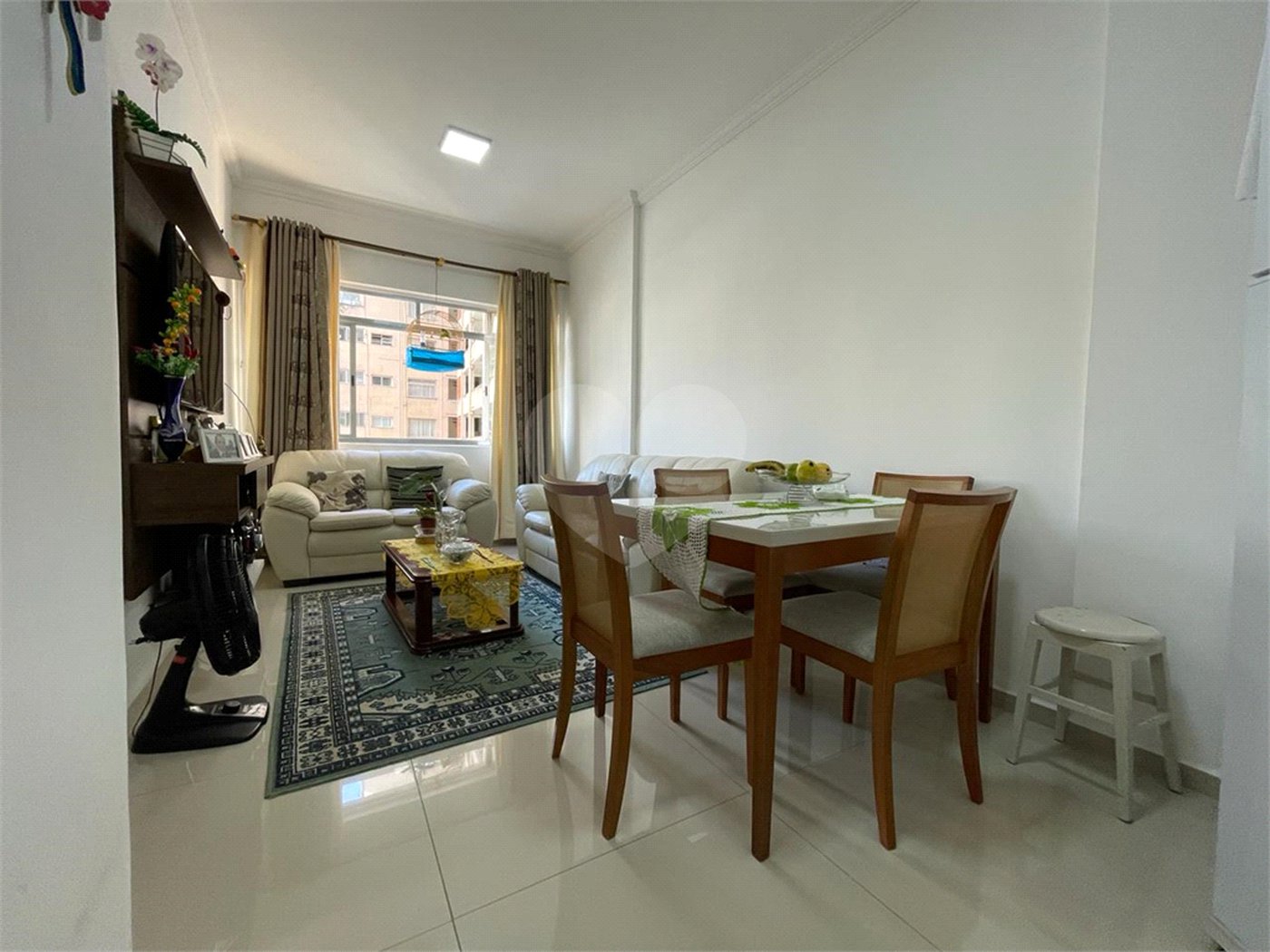 Apartamento á venda na Bela Vista com 57m² reformado e com armário embutido.