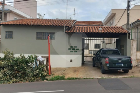 Prédio para venda com 6 kitnets.