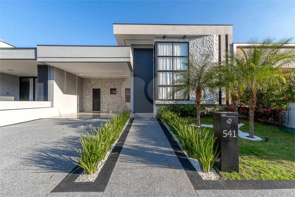Indaiatuba - SP - Condominio Dona Lucilla - Valor R$2.295.000,00 - 3 suítes + escritório + lavabo - Terreno: 300m2 - Construção: 188m2 - Diferenciais - Móveis planejados no escritório, sala de TV, lavabo, cozinha, área gourmet, lavanderia, banheiros e closet - Ar condicionado em todos os ambie