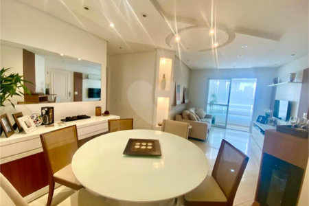 Apartamento de 03 dormitórios sendo 1 suíte e 02 vagas de garagem.