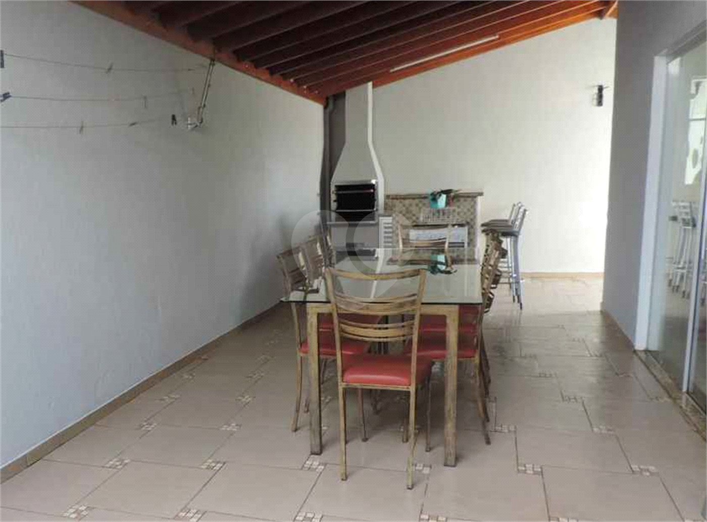 Casa Térrea com 2 dormitórios, sendo 1 suíte.