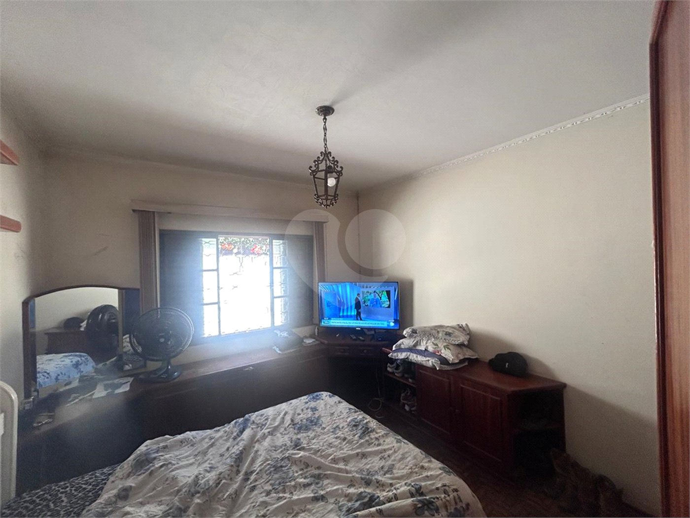 Casa espaçosa e confortável em um bairro tranquilo a venda.