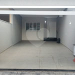 Sobrado novo com 3 suítes, 4 vagas, espaço gourmet com churrasqueira, jardim de inverno e acabamento premium. Conforto, modernidade e sofisticação.