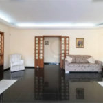 Casa com 3 dormitórios sendo 3 suítes com 03 vagas de garagem.