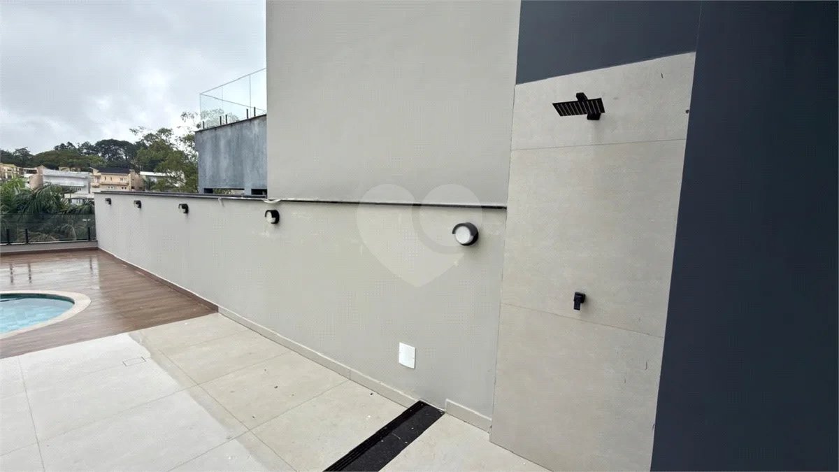 Sobrado de alto padrão no Swiss Park, totalmente reformado, com 4 suítes, piscina, elevador, espaço gourmet, 4 vagas e condomínio com lazer completo.